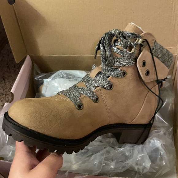 Brown boots - Picture 2 of 2